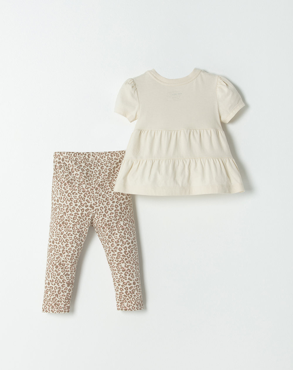 Conjunto camiseta + pantalón beige estampado