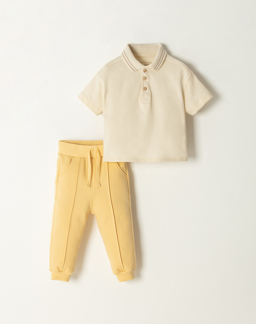 Conjunto pantalon largo manga corta amarillo