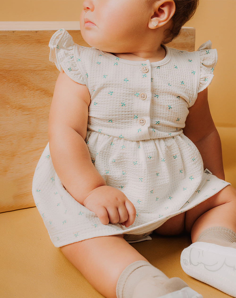 Vestido con body y manga corta beige estampado